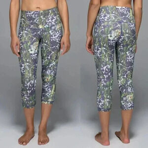 Lululemon Wunder Under Crop II *Full-On Luxtreme (Roll Down) Floral  Size 4